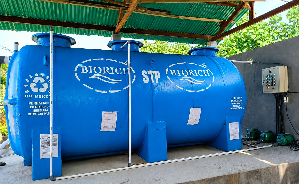Unit STP sewage treatment plant BIORICH terpasang lengkap dengan blower dan panel kontrol otomatis