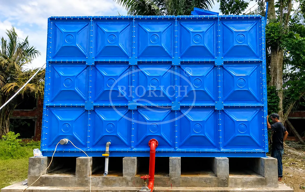 Tangki panel fiberglass BIORICH 15 panel terpasang di atas pondasi beton dengan pipa hidran